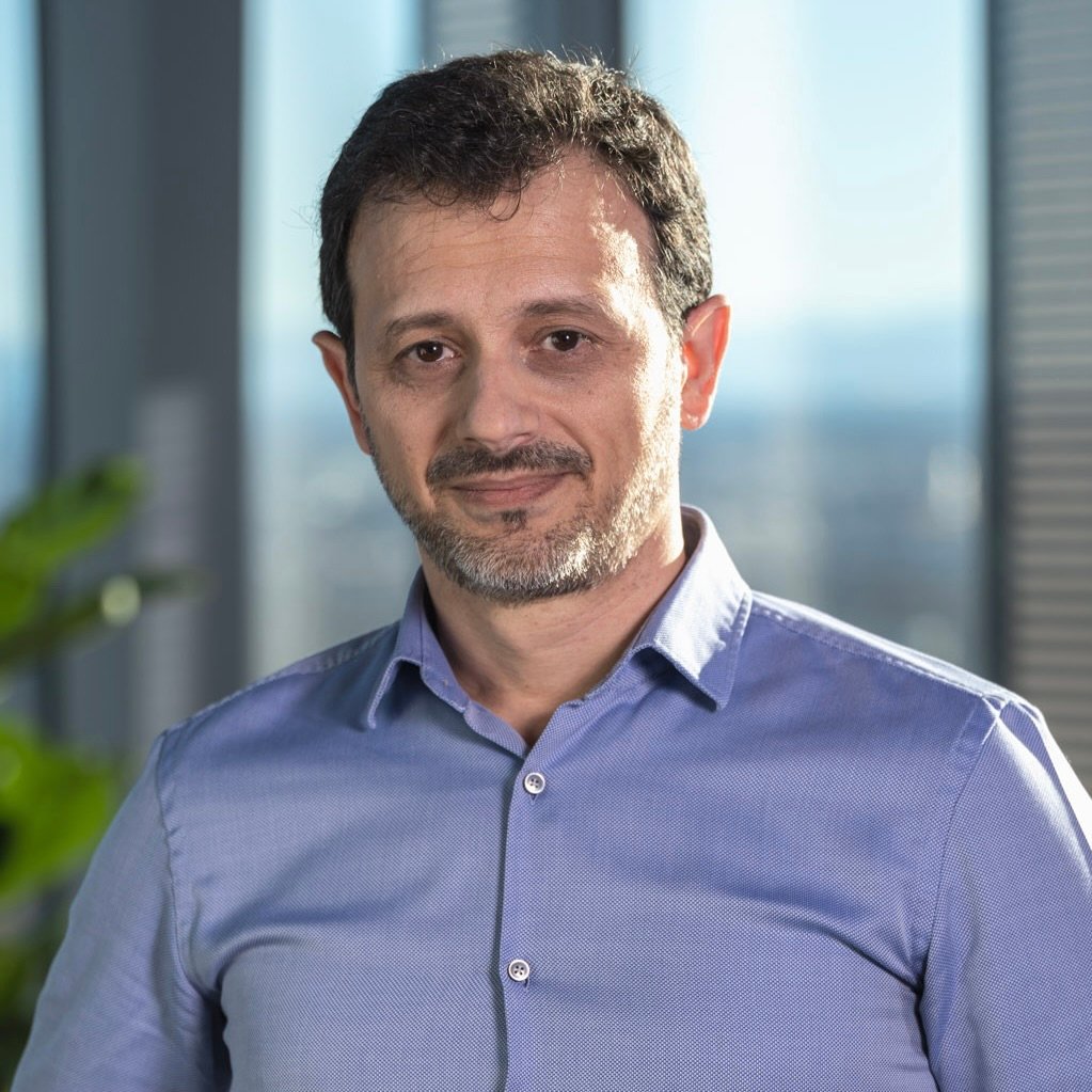 Emil Nakov - School of Business