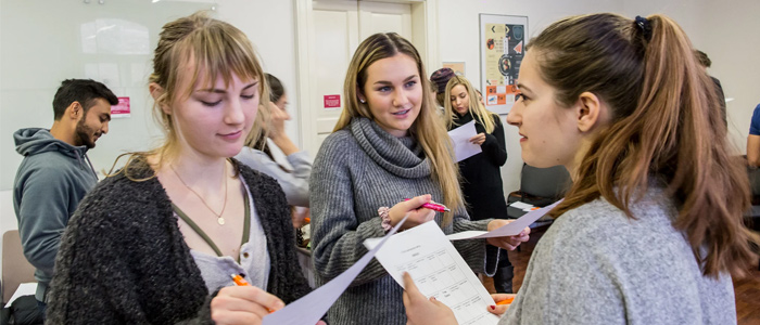 Většina studentů na Prague College navštěvuje denní studium